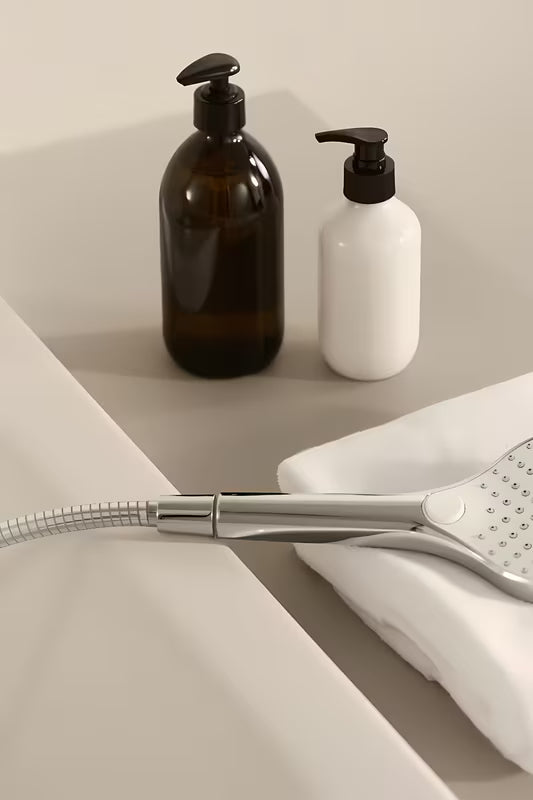 Chromowany zestaw wannowy Hansa Viva ze słuchawką prysznicową z trzema strumieniami i wężem prysznicowym 1250 mm.