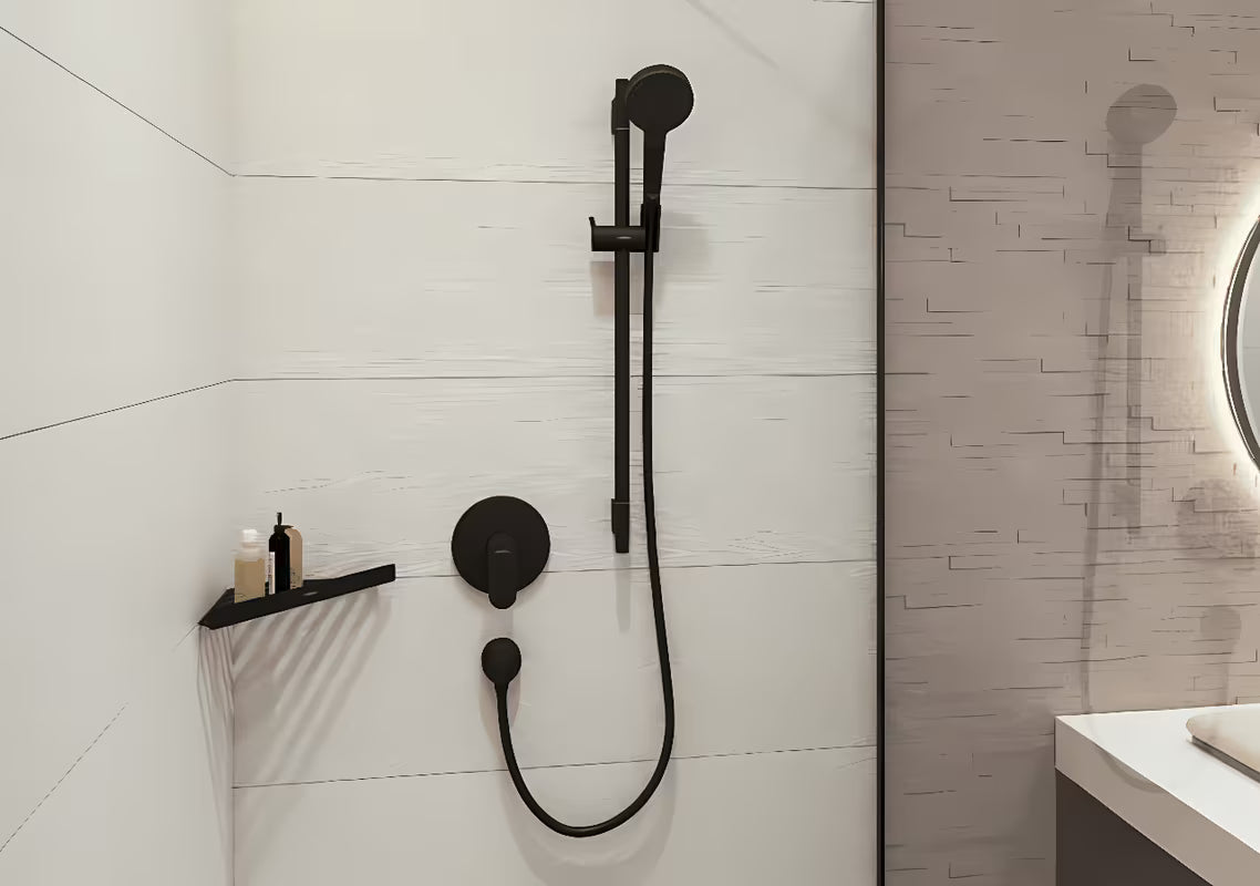 Półka narożna do prysznice Hansgrohe addstoris w matowej czerni pro na szampon i akcesoria.