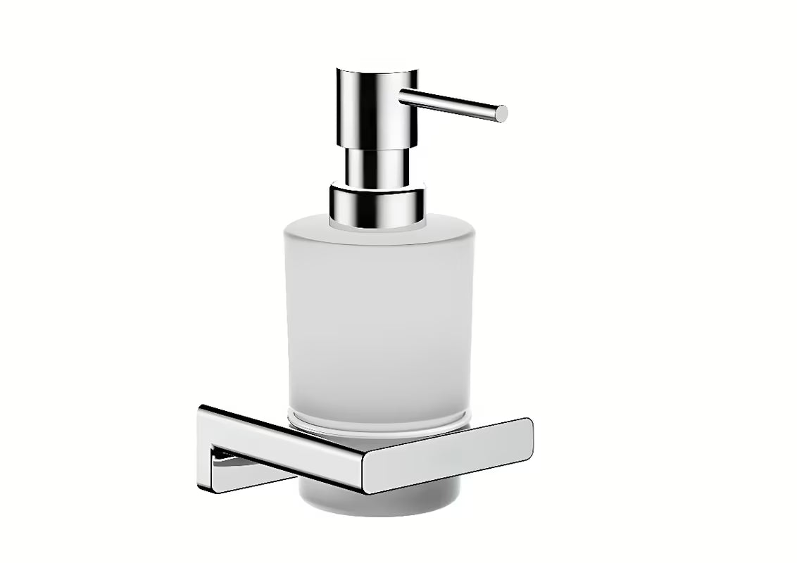 Chromowany ścienny dozownik mydła w płynie hansgrohe addstoris ze szklanym pojemnikiem i metalowym uchwytem.