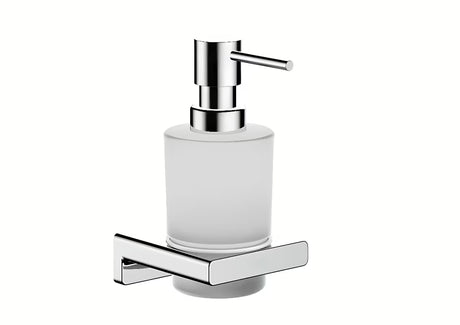 Chromowany ścienny dozownik mydła w płynie hansgrohe addstoris ze szklanym pojemnikiem i metalowym uchwytem.