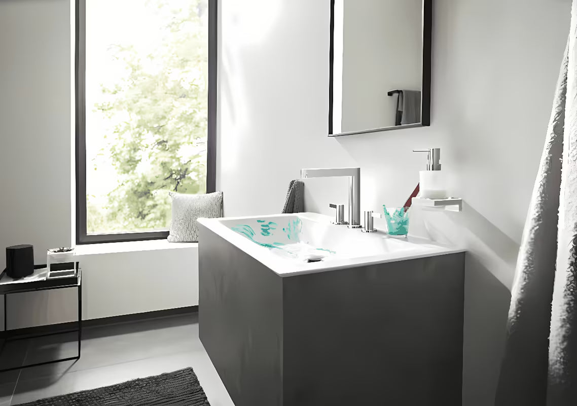 Chromowany ścienny dozownik mydła w płynie hansgrohe addstoris ze szklanym pojemnikiem i metalowym uchwytem.