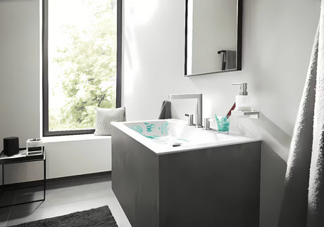 Chromowany ścienny dozownik mydła w płynie hansgrohe addstoris ze szklanym pojemnikiem i metalowym uchwytem.