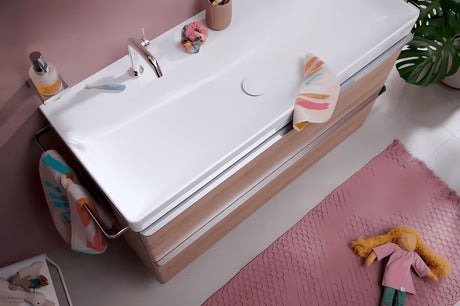Chromowany ścienny dozownik mydła w płynie hansgrohe addstoris ze szklanym pojemnikiem i metalowym uchwytem.