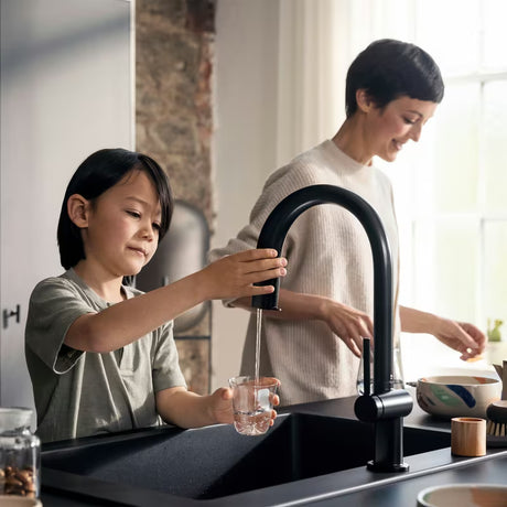 Hansgrohe Aqittura bateria zlewozmywakowa w matowej czerni z wyciąganą wylewką i przyciskiem pro filtrowanej wody