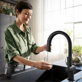 Hansgrohe Aqittura bateria zlewozmywakowa w matowej czerni z wyciąganą wylewką i przyciskiem pro filtrowanej wody
