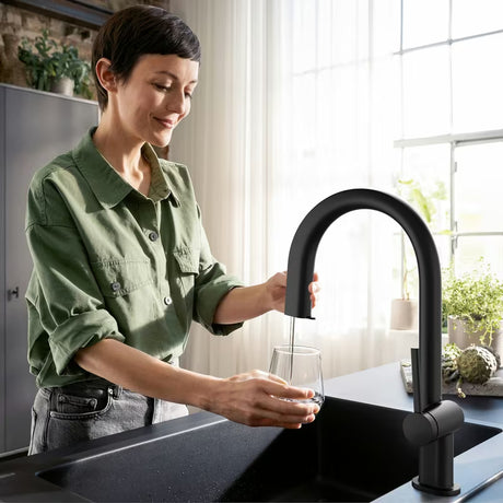 Hansgrohe Aqittura bateria zlewozmywakowa w matowej czerni z wyciąganą wylewką i przyciskiem pro filtrowanej wody