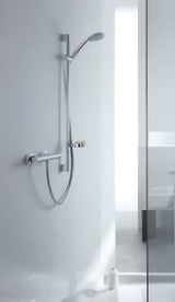 Zestaw prysznicowy Hansgrohe Croma 100 Vario w wykończeniu chrome ze słuchawką prysznicową, drążkiem, wężem i mydelniczką.