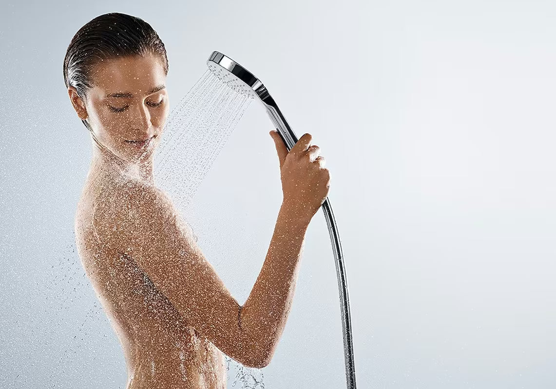 Słuchawka prysznicowa Hansgrohe Croma Select E Vario w wykończeniu biały/chrom z przyciskiem Select i średnicą 110 mm.