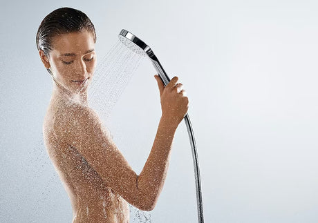 Słuchawka prysznicowa Hansgrohe Croma Select E Vario w wykończeniu biały/chrom z przyciskiem Select i średnicą 110 mm.