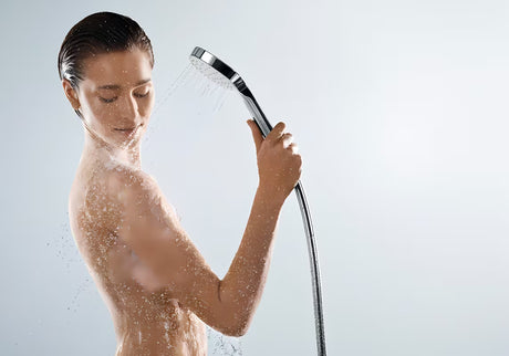 Słuchawka prysznicowa Hansgrohe Croma Select E w wykończeniu biały i chrom ze strumieniem Rain i średnicą 110 mm.