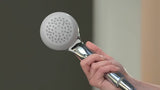 Słuchawka prysznicowa Hansgrohe Crometta 85 Mono w kolorze chrom z okrągłą główką i jasnoszarą tarczą dysz.