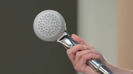 Słuchawka prysznicowa Hansgrohe Crometta 85 Mono w kolorze chrom z okrągłą główką i jasnoszarą tarczą dysz.