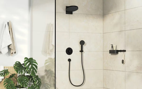 Podtynkowa bateria prysznicowa Hansgrohe duoturn S w matowej czerni pro do sterowania dwoma odbiornikami.