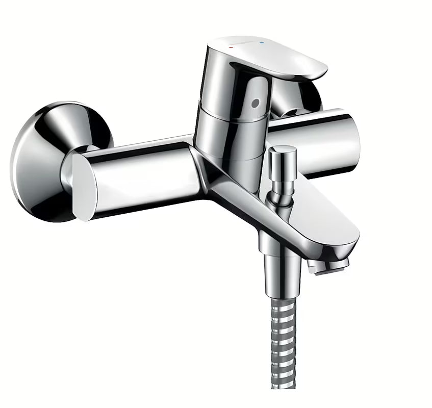 Chromowana ścienna jednouchwytowa bateria wannowa Hansgrohe Focus o zaokrąglonym wzornictwie