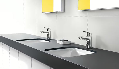 Chromowana jednouchwytowa bateria umywalkowa hansgrohe Logis 100 CoolStart z odpływem i ergonomiczną dźwignią.