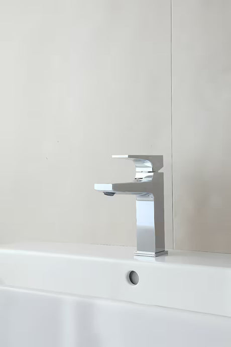 Chromowana bateria umywalkowa jednouchwytowa Hansgrohe Metropol z korkiem push-open