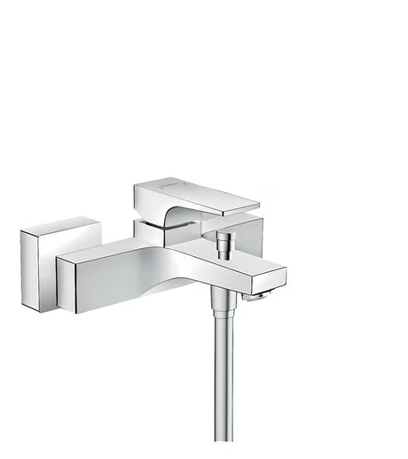 Chromowana jednouchwytowa bateria wannowa hansgrohe Metropol na ścianę z przełącznikiem między wanną a prysznicem.