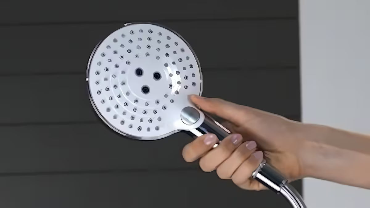 Chromowana słuchawka prysznicowa Hansgrohe Raindance Select S 120 z przyciskiem Select z trzema rodzajami strumienia