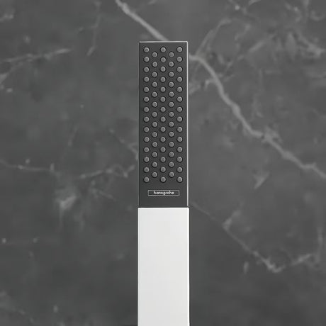 Słuchawka prysznicowa typu stick hansgrohe Rainfinity 100 1jet w chromie z antracytowym wykończeniem, ze strumieniem PowderRain.