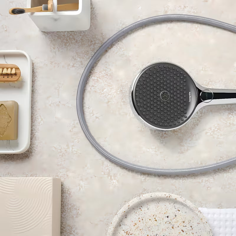 Chromowany zestaw prysznicowy Hansgrohe Rainfinity 130 EcoSmart z drążkiem prysznicowym i wężem tekstylnym Designflex