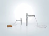 Chromowana bateria umywalkowa Hansgrohe Talis Select E z przyciskiem Select o nowoczesnym, kanciastym wzornictwie.