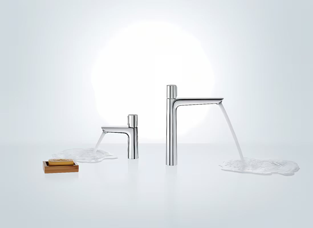 Chromowana bateria umywalkowa Hansgrohe Talis Select E z przyciskiem Select o nowoczesnym, kanciastym wzornictwie.