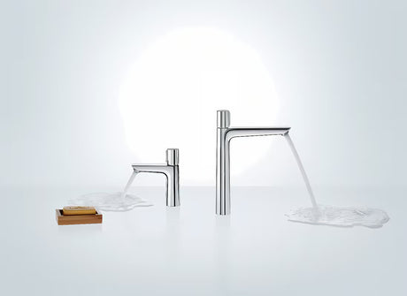 Chromowana bateria umywalkowa Hansgrohe Talis Select E z przyciskiem Select o nowoczesnym, kanciastym wzornictwie.