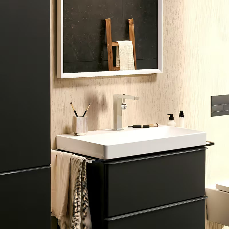 Chromowa jednouchwytowa bateria umywalkowa Hansgrohe Tecturis E z boczną dźwignią i korkiem Push open