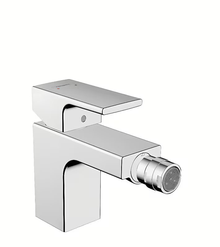 Chromowana jednouchwytowa bateria bidetowa Hansgrohe Vernis Shape z odpływem i perlatorem z przegubem kulowym.
