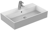 Biała ceramiczna umywalka wisząca Ideal Standard Strada 71x42 cm z otworem pro na baterię pośrodku.
