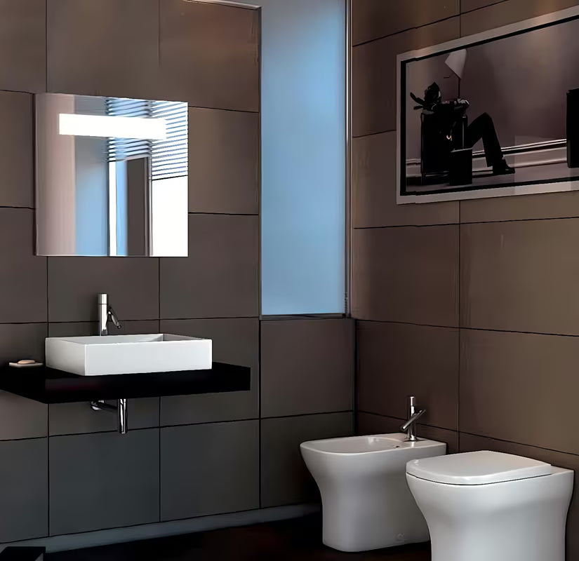 Biała ceramiczna umywalka wisząca Ideal Standard Strada 71x42 cm z otworem pro na baterię pośrodku.
