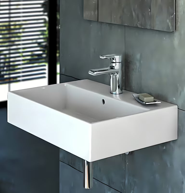 Biała ceramiczna umywalka wisząca Ideal Standard Strada 71x42 cm z otworem pro na baterię pośrodku.