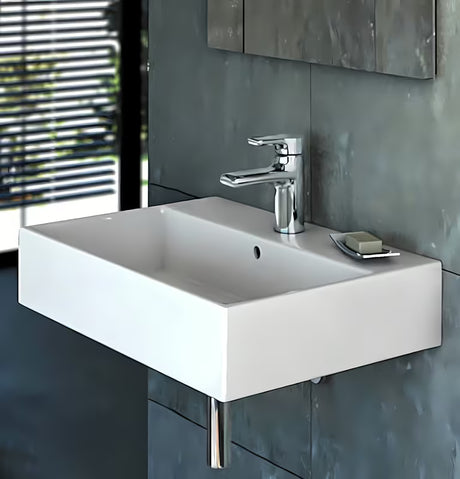 Biała ceramiczna umywalka wisząca Ideal Standard Strada 71x42 cm z otworem pro na baterię pośrodku.