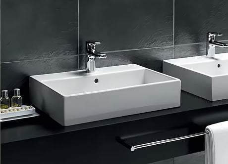 Biała ceramiczna umywalka wisząca Ideal Standard Strada 71x42 cm z otworem pro baterię pośrodku.