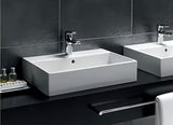 Biała ceramiczna umywalka wisząca Ideal Standard Strada 71x42 cm z otworem pro baterię pośrodku.