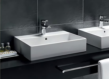 Biała ceramiczna umywalka wisząca Ideal Standard Strada 71x42 cm z otworem pro baterię pośrodku.