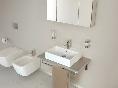 Ceramiczna umywalka wisząca Ideal Standard Strada 70x42 cm w kolorze białym z otworem pro na baterię pośrodku.