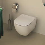Białe miska WC wisząca Ideal Standard Tesi z technologią AquaBlade i deską soft Close
