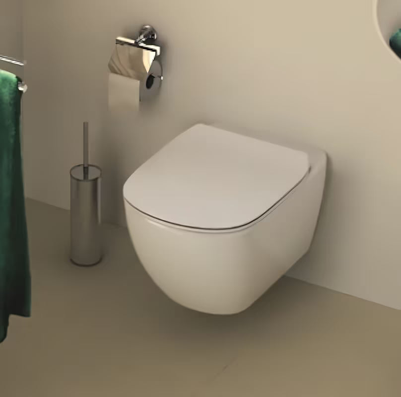 Białe miska WC wisząca Ideal Standard Tesi z technologią AquaBlade i deską soft Close