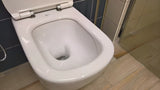 Białe miska WC wisząca Ideal Standard Tesi z technologią AquaBlade i deską soft Close