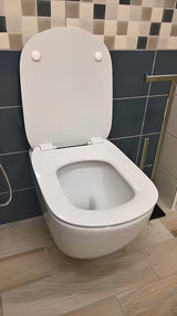 Białe miska WC wisząca Ideal Standard Tesi z technologią AquaBlade i deską soft Close