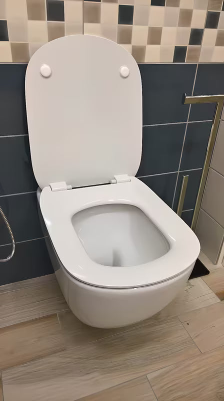 Białe miska WC wisząca Ideal Standard Tesi z technologią AquaBlade i deską soft Close
