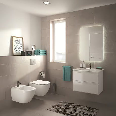Białe miska WC wisząca Ideal Standard Tesi z technologią AquaBlade i deską soft Close