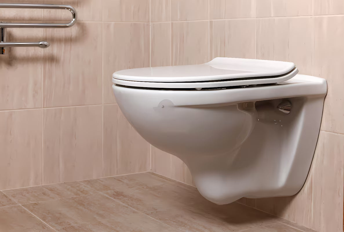 Biała miska WC wisząca Jika Lyra Plus z otwartym kołnierzem spłukującym i gładką powierzchnią ceramiczną.