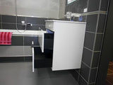 Biała szafka wisząca z umywalką ceramiczną Jika Plan z szufladami z pełnym wysuwem