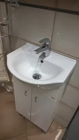 Biała szafka z umywalką Keramia Pro o szerokości 43 cm, odpowiednia do mniejszej łazienki.