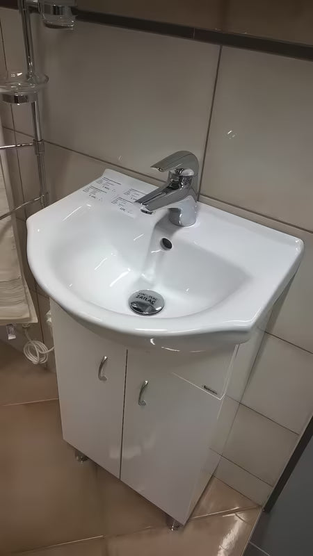 Biała szafka z umywalką Keramia Pro o szerokości 43 cm, odpowiednia do mniejszej łazienki.