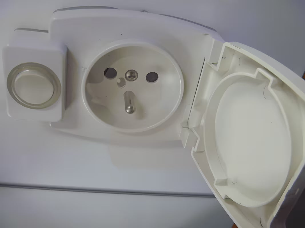 Prostokątne LUSTRO led Keramia Pro 50x80 cm z białą ramą, montaż pionowy, stopień ochrony IP44.