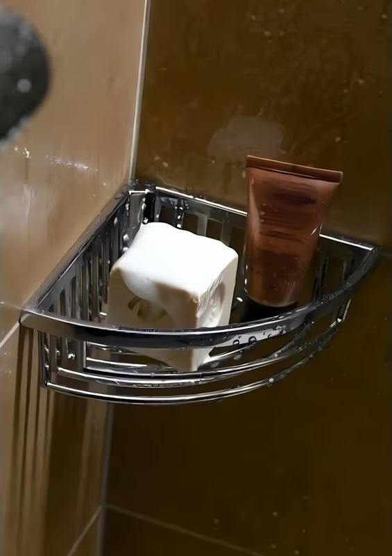 Chromowana druciana narożna ścienna półka Keuco na mydło i gąbkę kąpielową.