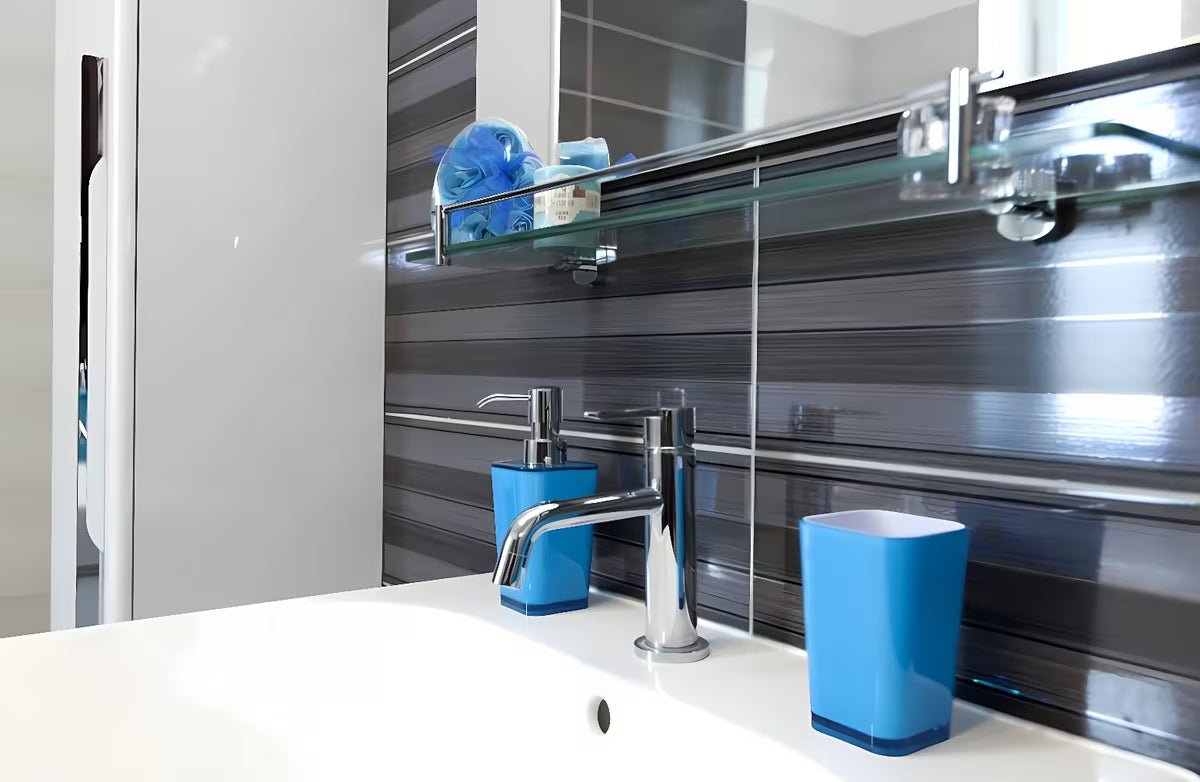 Turkusowy dozownik do mydła Kleine Wolke Easy jako kolorowy dodatek do łazienki
